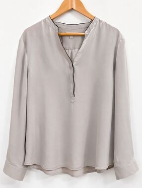 Banana Republic 100% Silk Light Gray V-Neck Blouse
